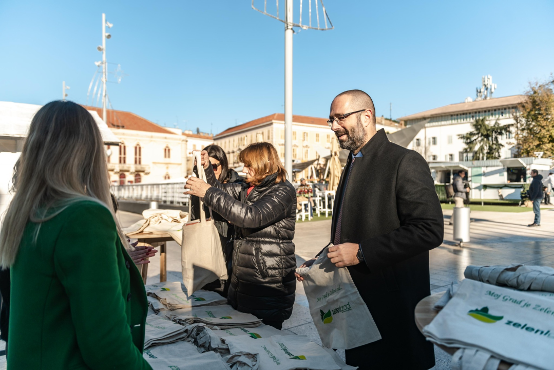 Zeleni grad na Poljani podijelio tisuću vrećica: 'Bez plastike ne možemo, ali bez plastičnih vrećica nije teško'