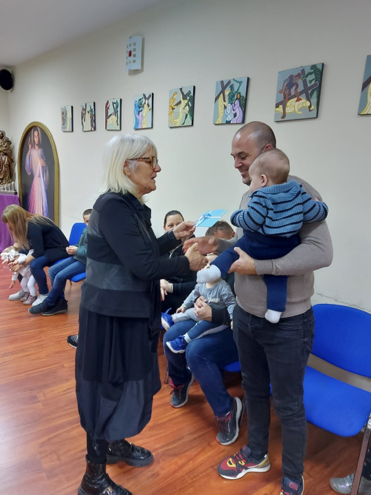 Caritas župe Vodice darivao obitelji s troje i više djece