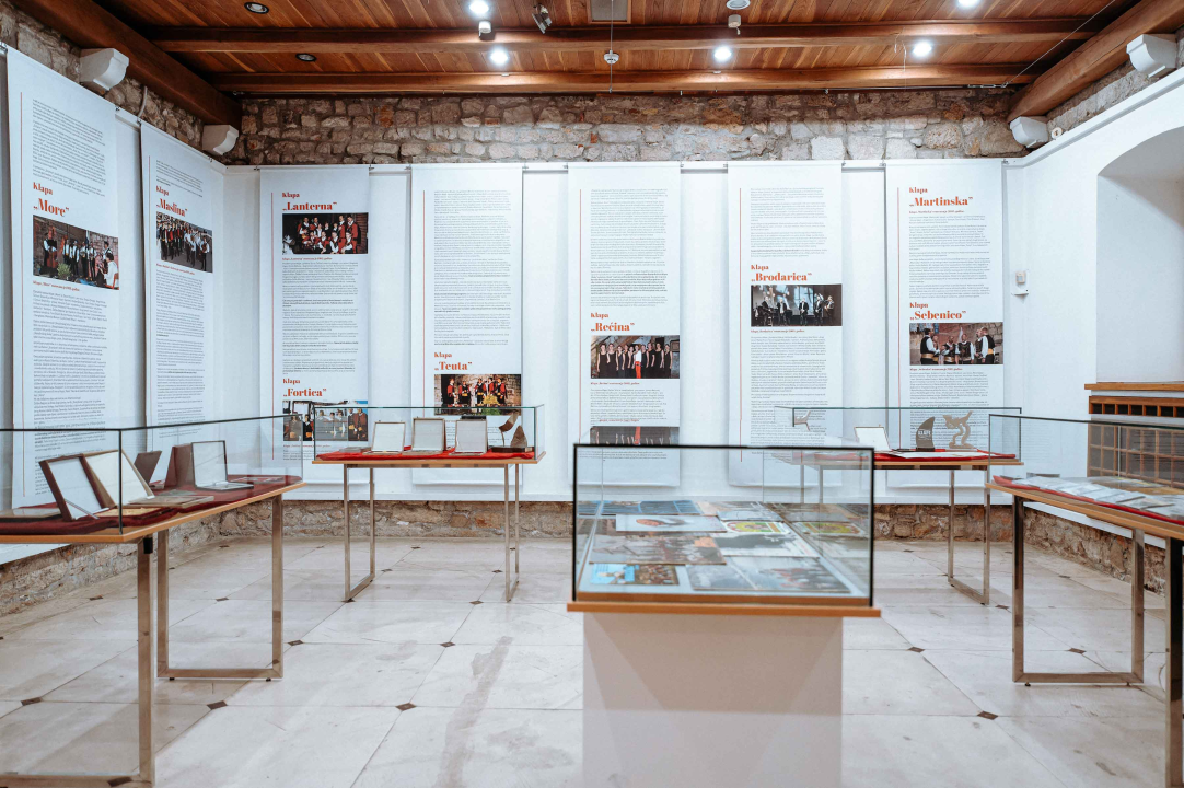  U Muzeju otvorena fenomenalna izložba ‘Važna je emocija, a ne note! Kazivanja o šibenskim klapama’