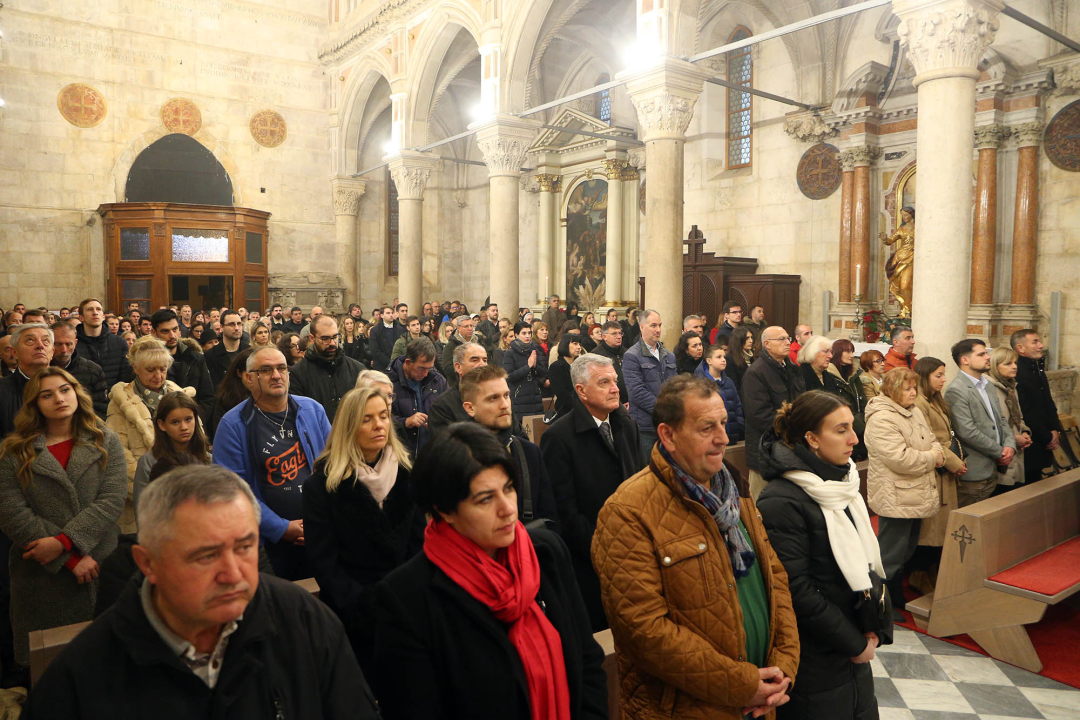 Biskup Rogić predvodio polnoćku u katedrali: 'Treba se odazvati glasu savjesti'