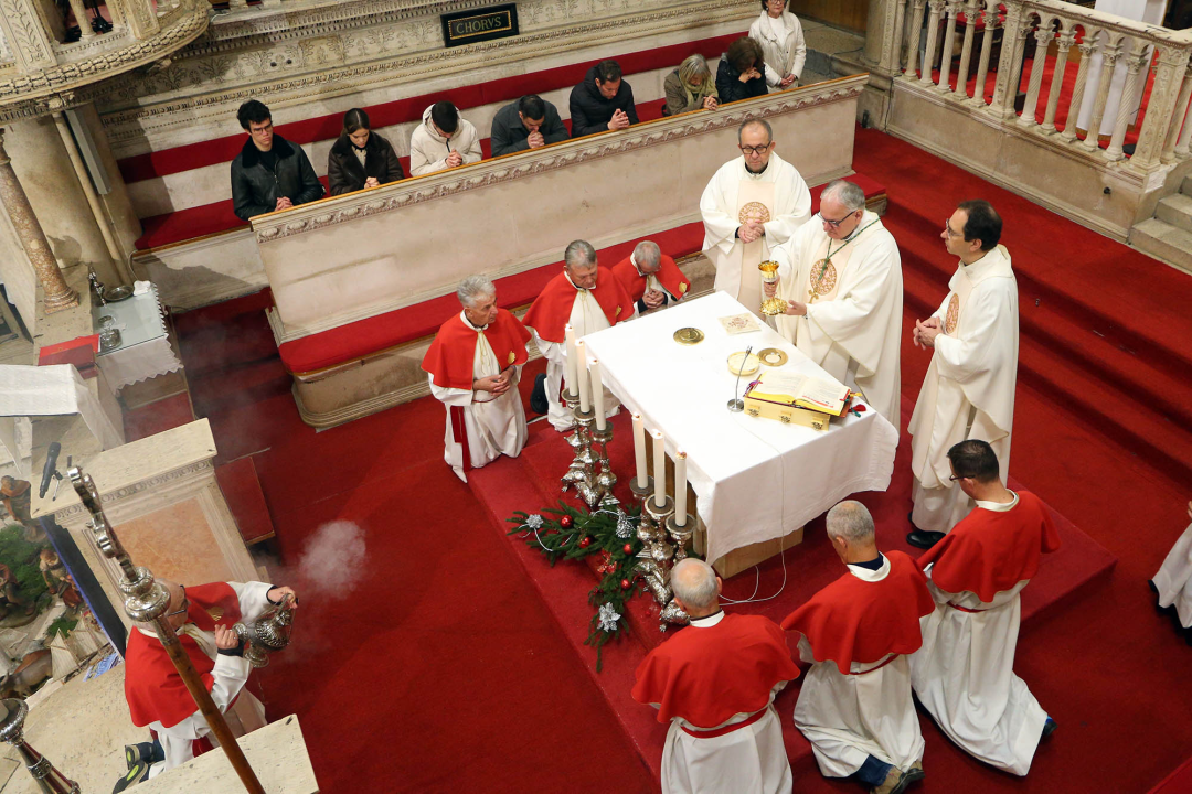 Biskup Rogić predvodio polnoćku u katedrali: 'Treba se odazvati glasu savjesti'