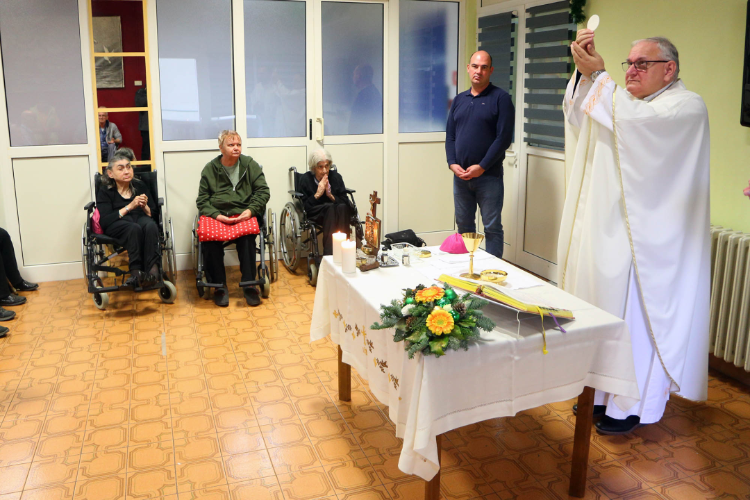 Božićno misno slavlje u Cvjetnom domu predvodio biskup Rogić