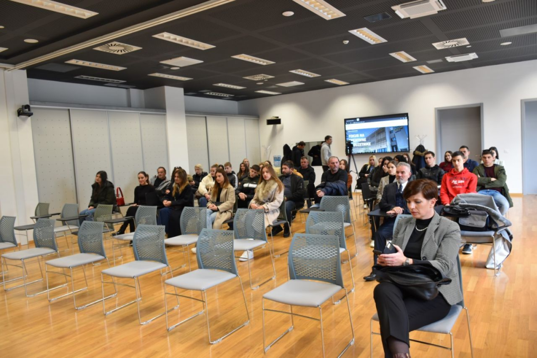 Župan potpisao ugovore s učenicima i studentima koji će primati županijske stipendije