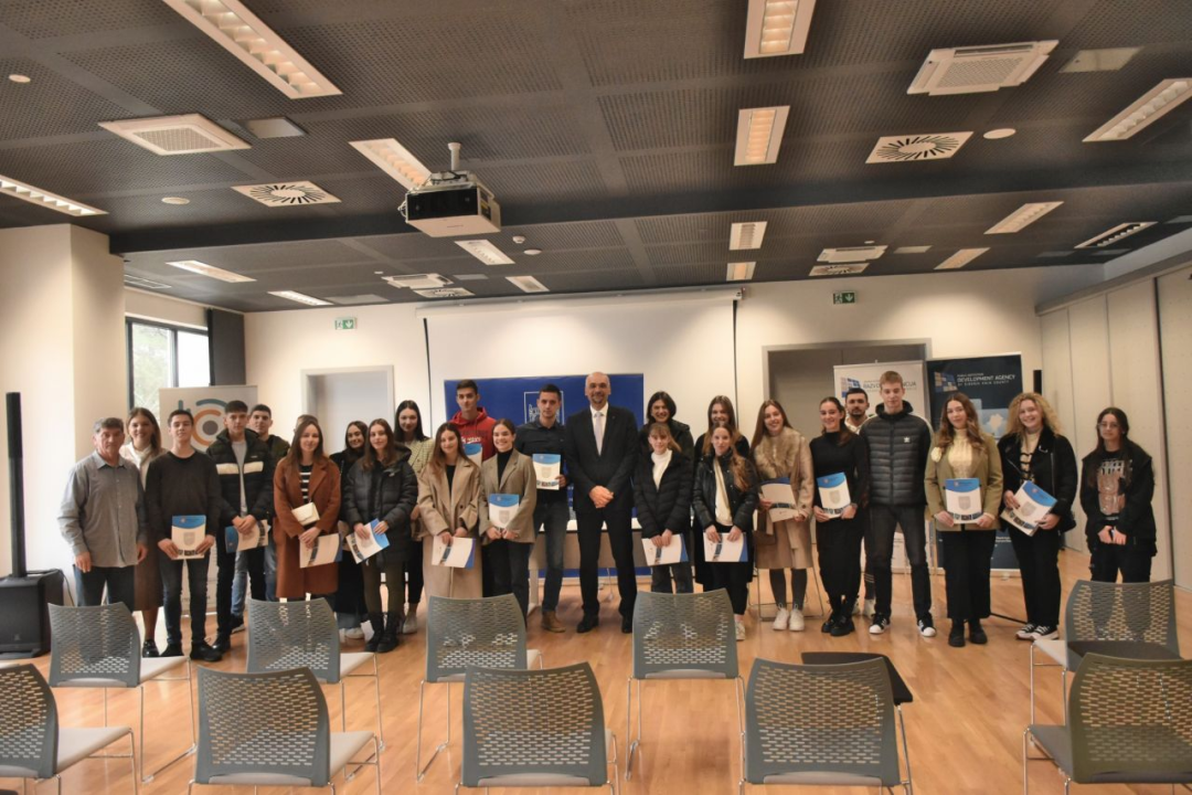 Župan potpisao ugovore s učenicima i studentima koji će primati županijske stipendije