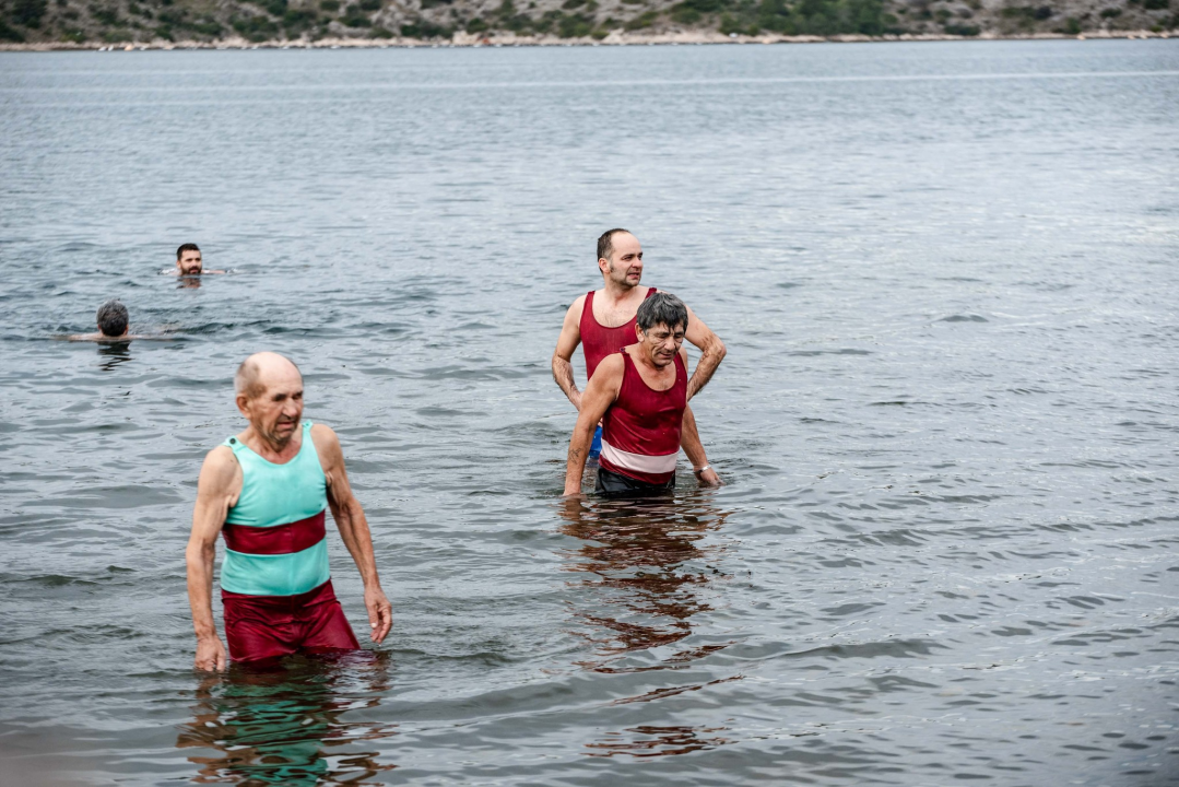 Šibenčani u retro kostimima zaplivali na Banju i obilježili 180 godina turizma u gradu