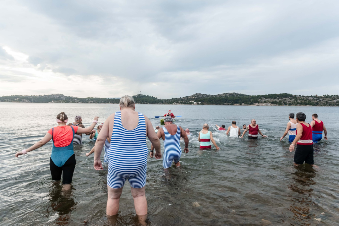Šibenčani u retro kostimima zaplivali na Banju i obilježili 180 godina turizma u gradu