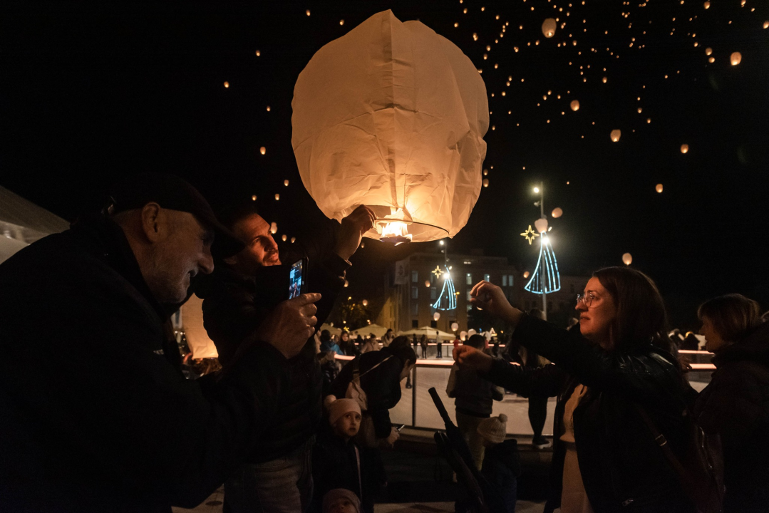 Lampioni  dobrih želja obasjali nebo iznad Šibenika