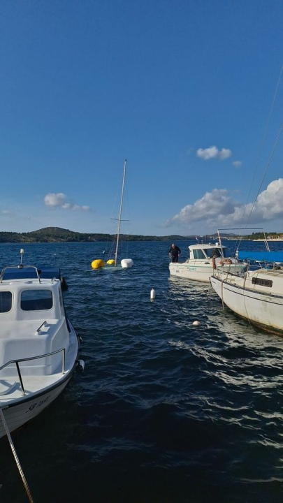 Jedrilica potopljena ispred rive kod katedrale izvučena na površinu