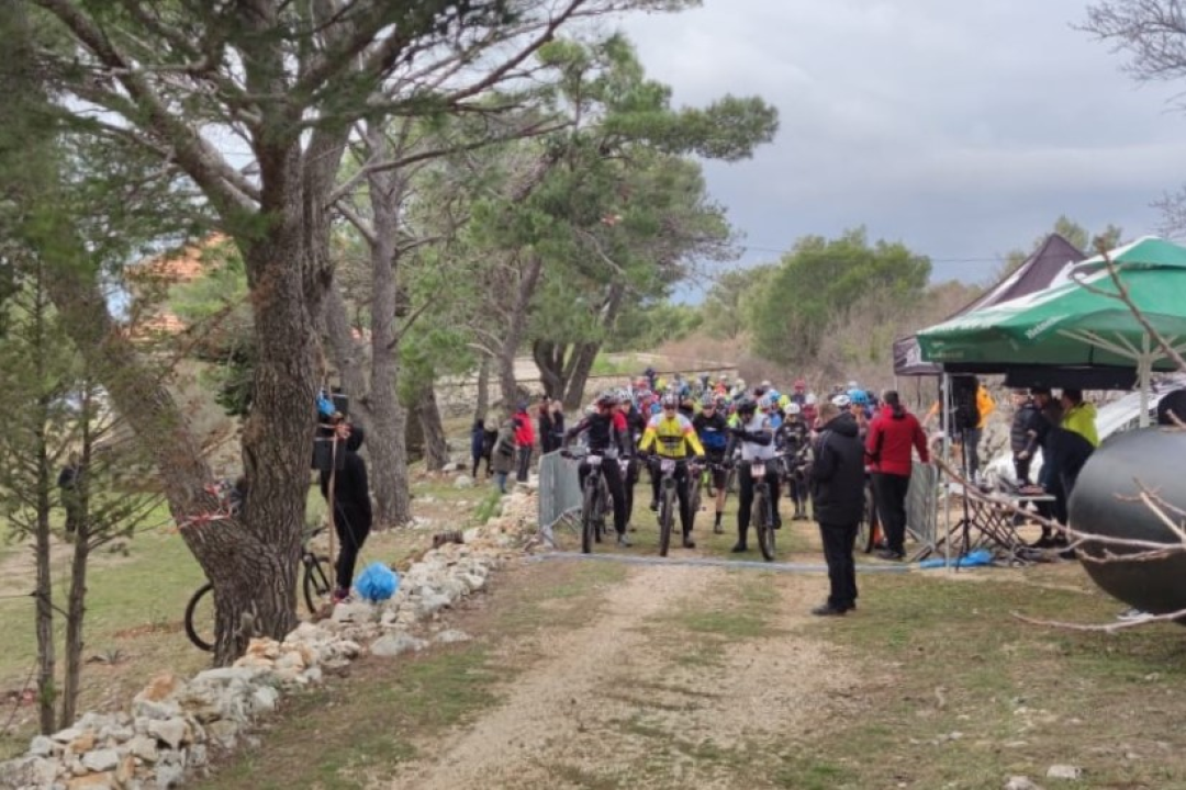 Okupilo se stotinjak natjecatelja: U Vrsnom održana rekreativna brdsko-biciklistička utrka