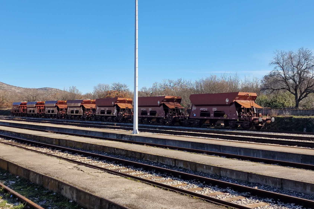 Prošetali smo po legendarnoj željezničkoj stanici Perković, koja je zapravo u Sitnom Donjem