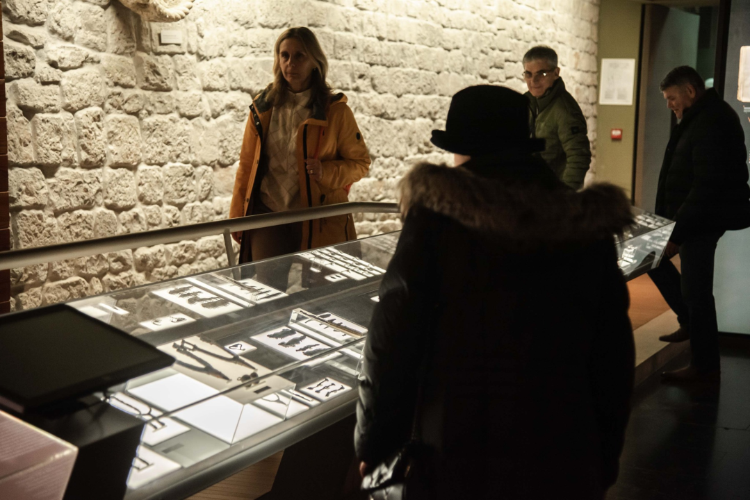 Trčanje, potrage, klape, rock and roll: Noć muzeja u Šibeniku za novu publiku prolazi uz dobar odaziv 