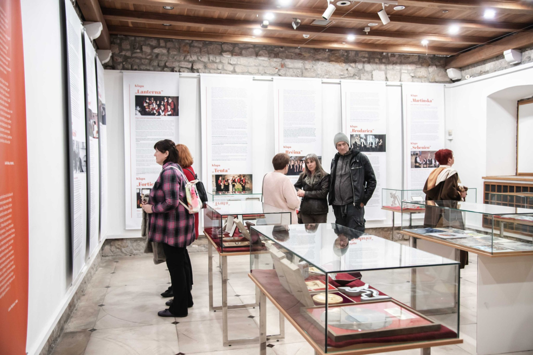 Trčanje, potrage, klape, rock and roll: Noć muzeja u Šibeniku za novu publiku prolazi uz dobar odaziv 