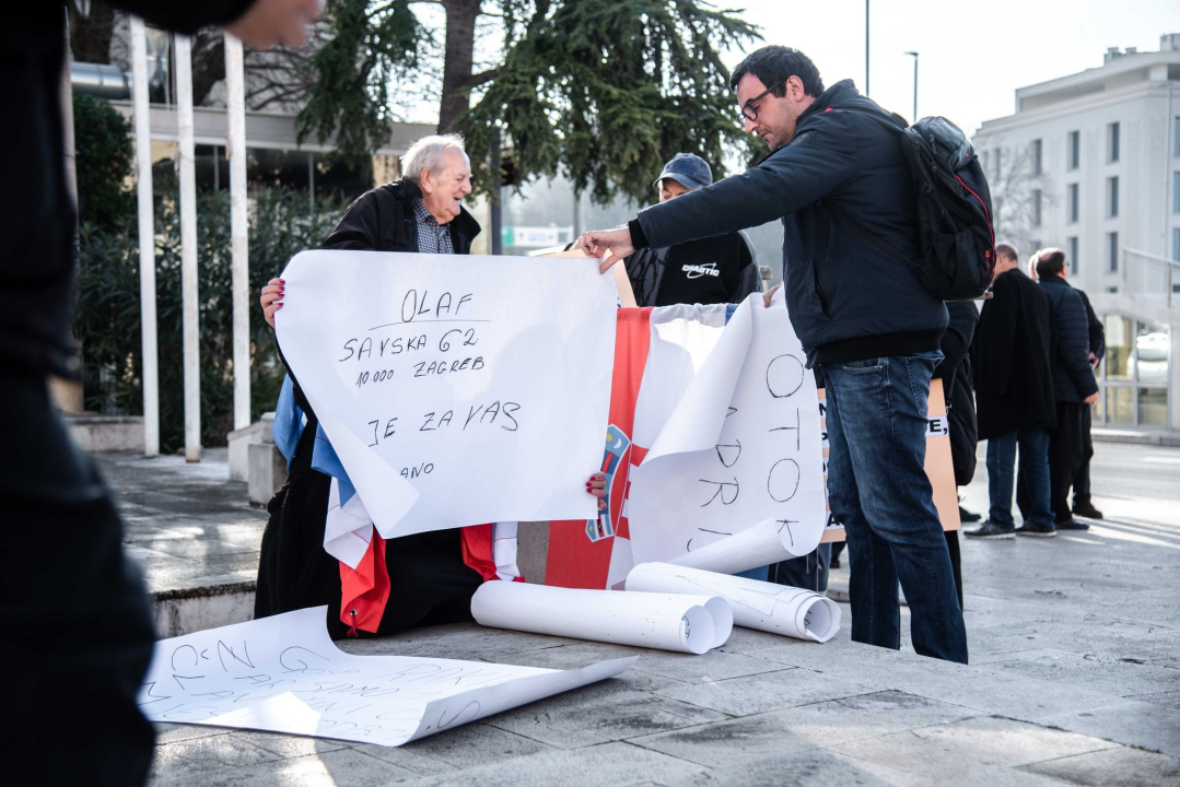 Kaprijani ne odustaju, prosvjedovali ispred gradske uprave: 'Postali smo otok-slučaj radi par usijanih glava'