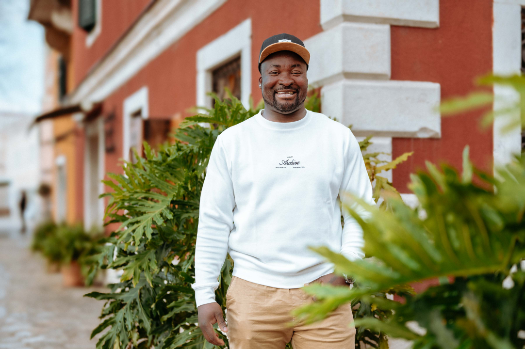 Hayford je u Šibenik donio dva Guinnessova rekorda: Vozi hoverboard balansirajući 10 čaša na nožu kojeg drži u ustima 