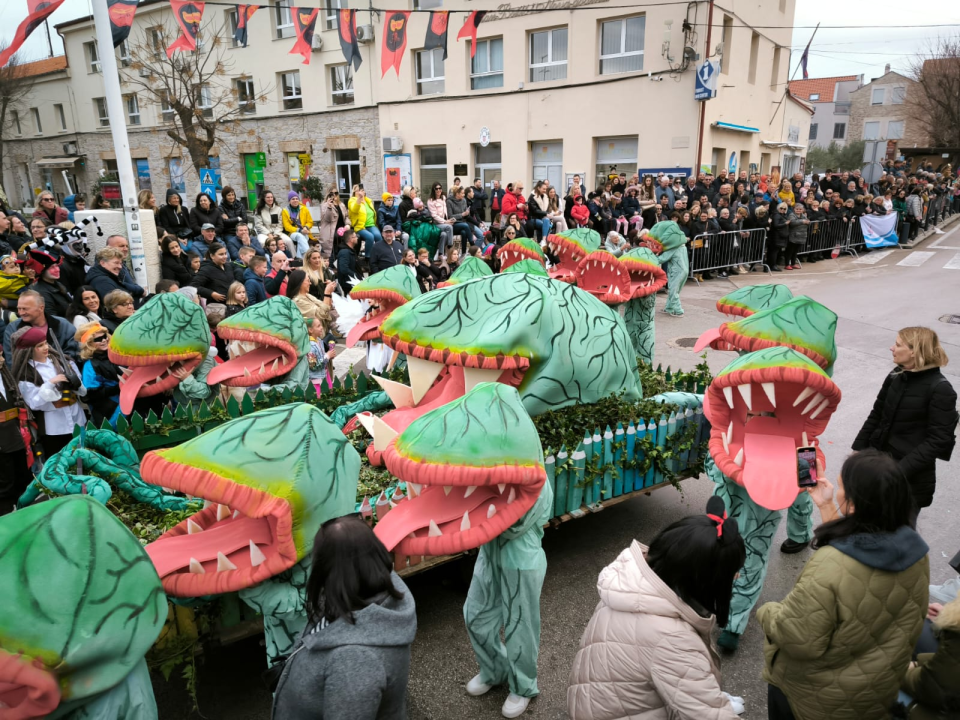 Male Bake maskama oduševile publiku u Murteru