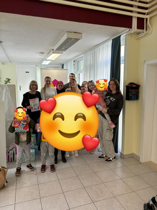 Šibenski gimnazijalci kupili hranilice, igračke i  školski pribor za djecu u domu Maestral