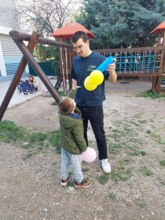 Šibenski gimnazijalci kupili hranilice, igračke i  školski pribor za djecu u domu Maestral