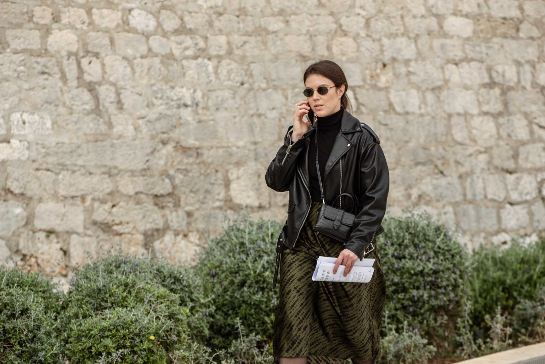 Kombinacije trendi dama iz Đira po gradu koje će vas oduševiti!