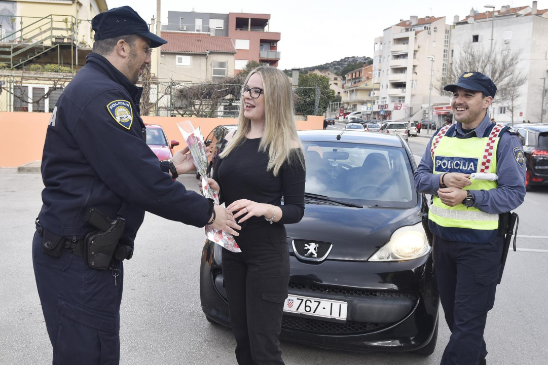 Šibenska policija zaustavljala vozačice, a onda ih iznenadila ružama