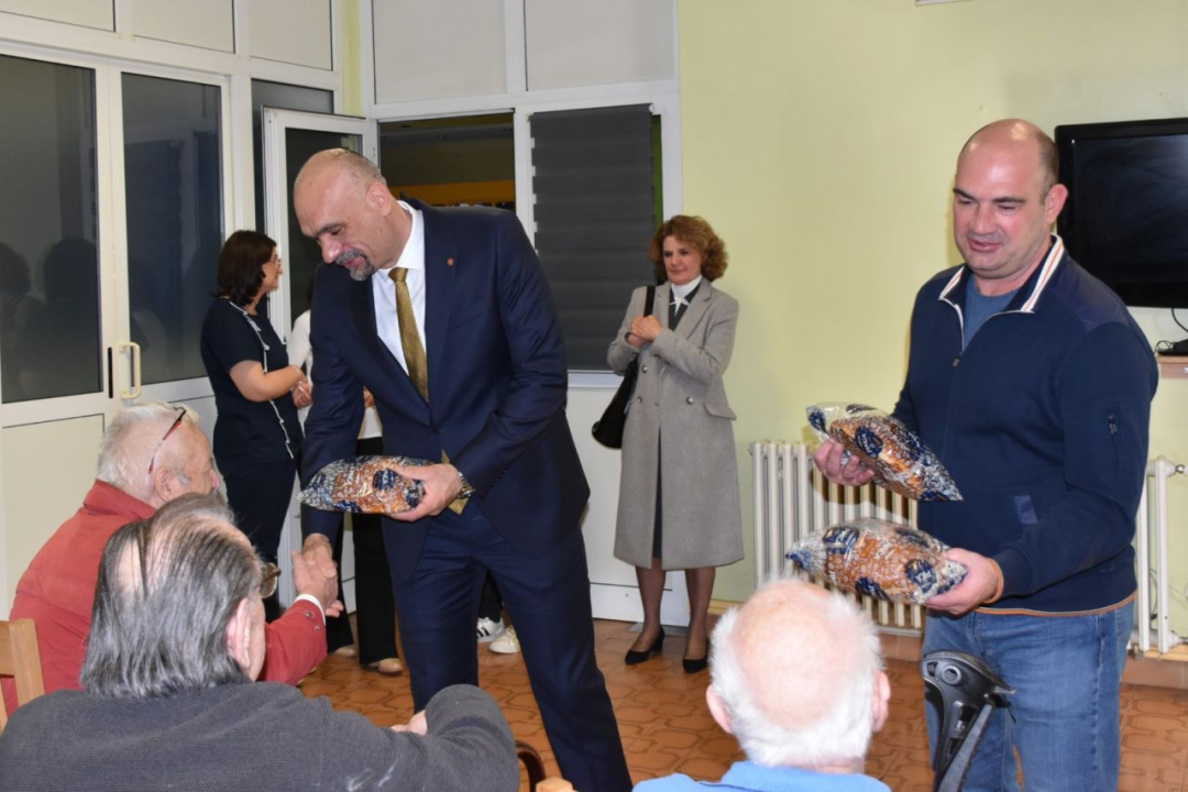Župan Marko Jelić podijelio uskršnje pogače u Cvjetnom domu