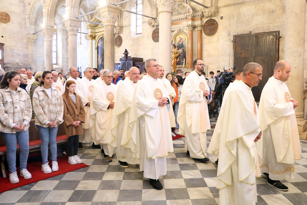 Jutros u katedrali biskup predvodio misu posvete ulja za krizme i bolesničko pomazanje