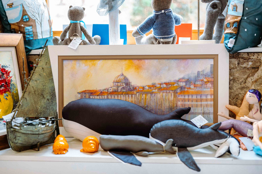 Proljeće u Galeriju Juraj Dalmatinac donosi nove kolekcije odjeće i popust na umjetnine 