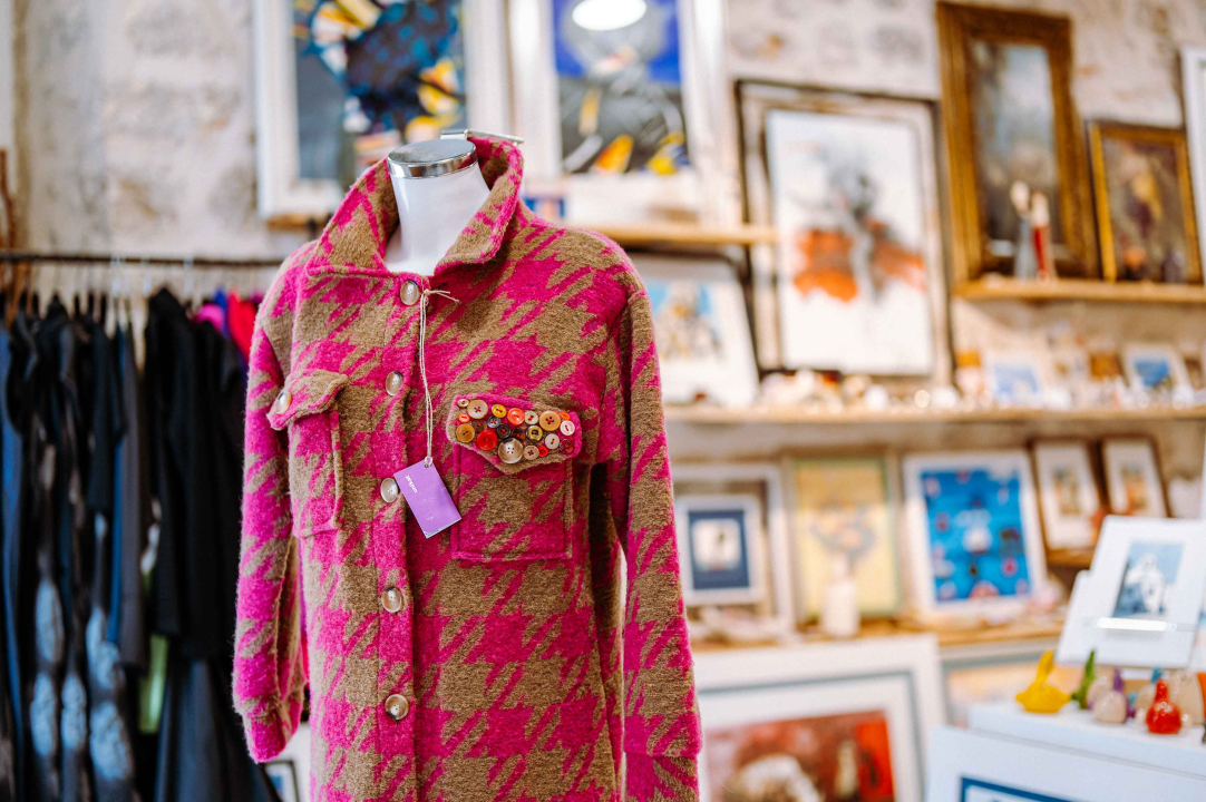 Proljeće u Galeriju Juraj Dalmatinac donosi nove kolekcije odjeće i popust na umjetnine 