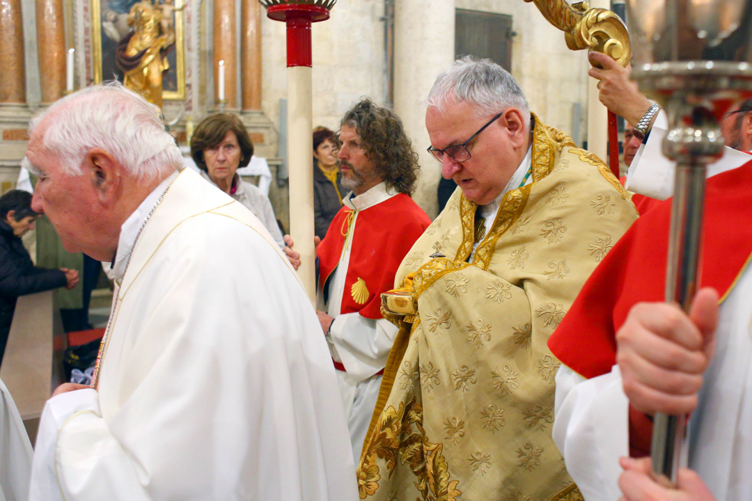 Na misi Večere gospodnje biskup prao noge dvanaestorici braće katedralne bratovštine