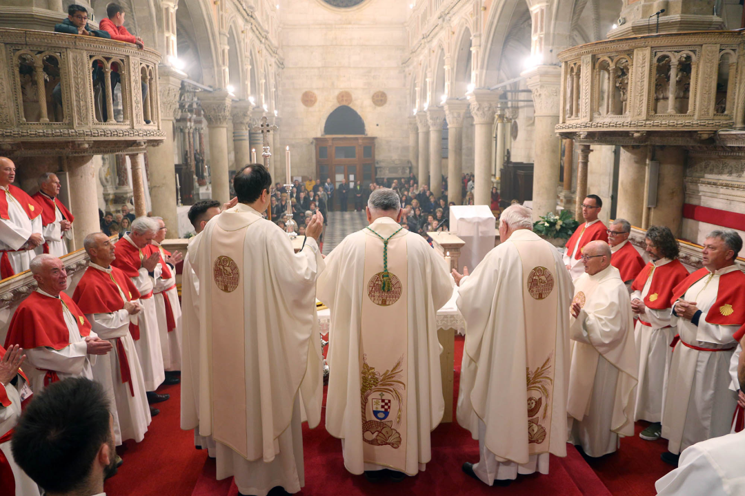 Na misi Večere gospodnje biskup prao noge dvanaestorici braće katedralne bratovštine