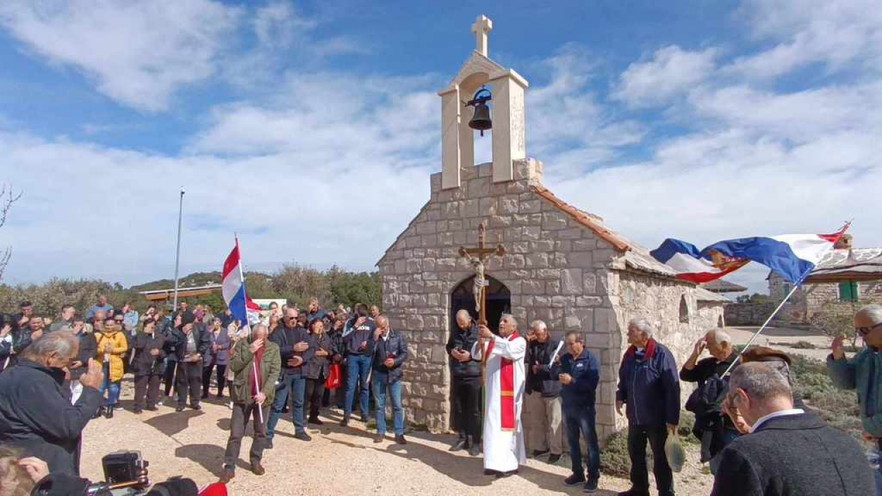 Održan Križni put Hrvatske vojske i policije na brdu Kamenjak iznad Vranskog jezera  