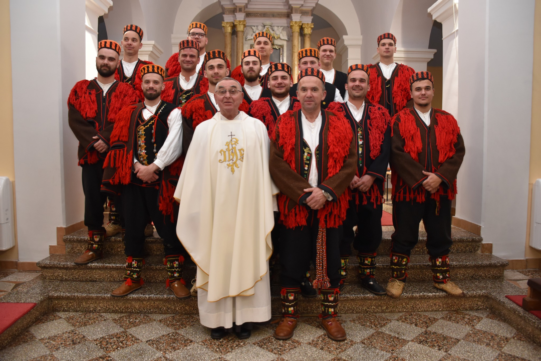 Marljivo njeguju svoje običaje: Čuvari Kristova groba u Mirloviću