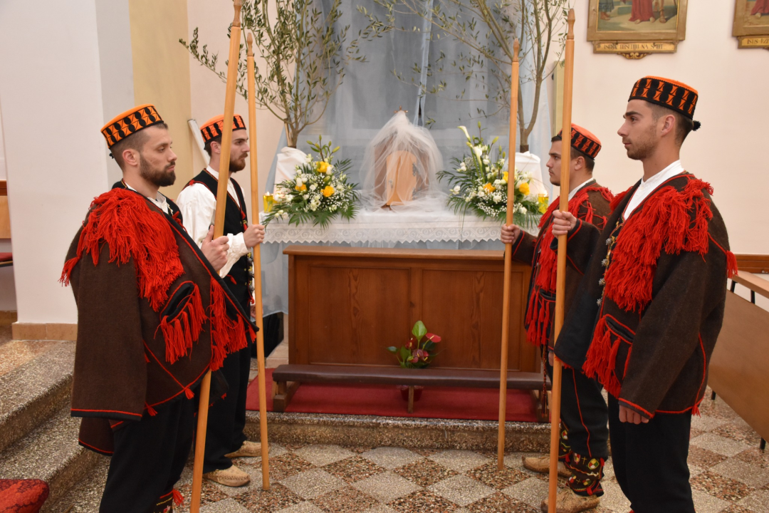 Marljivo njeguju svoje običaje: Čuvari Kristova groba u Mirloviću