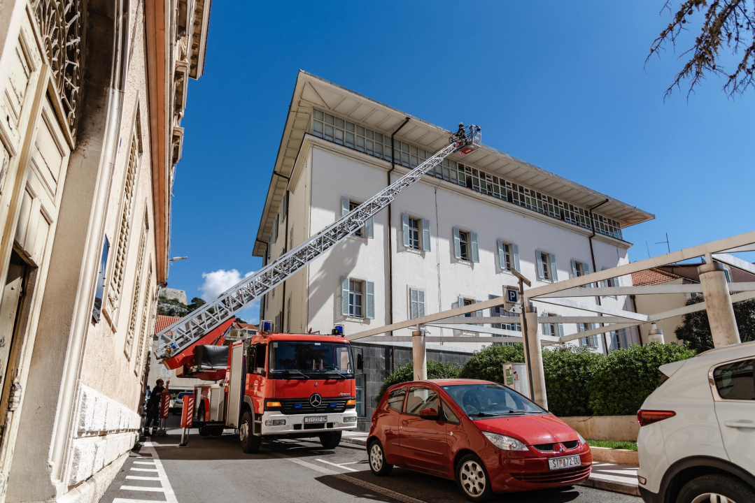 Pažnju građana privukla vatrogasna dizalica iznad gradske uprave: Makli su komad lima koji je prijetio pasti