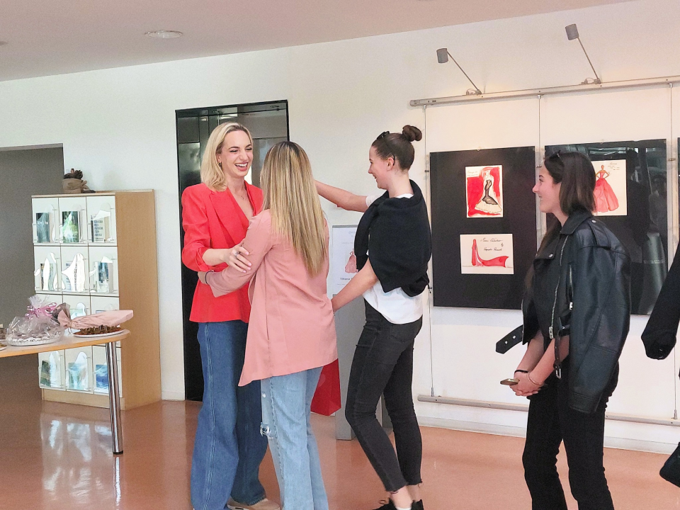 U knjižnici otvorena izložba modnih crteža košarkašice Šibenika Tihane Stojsavljević