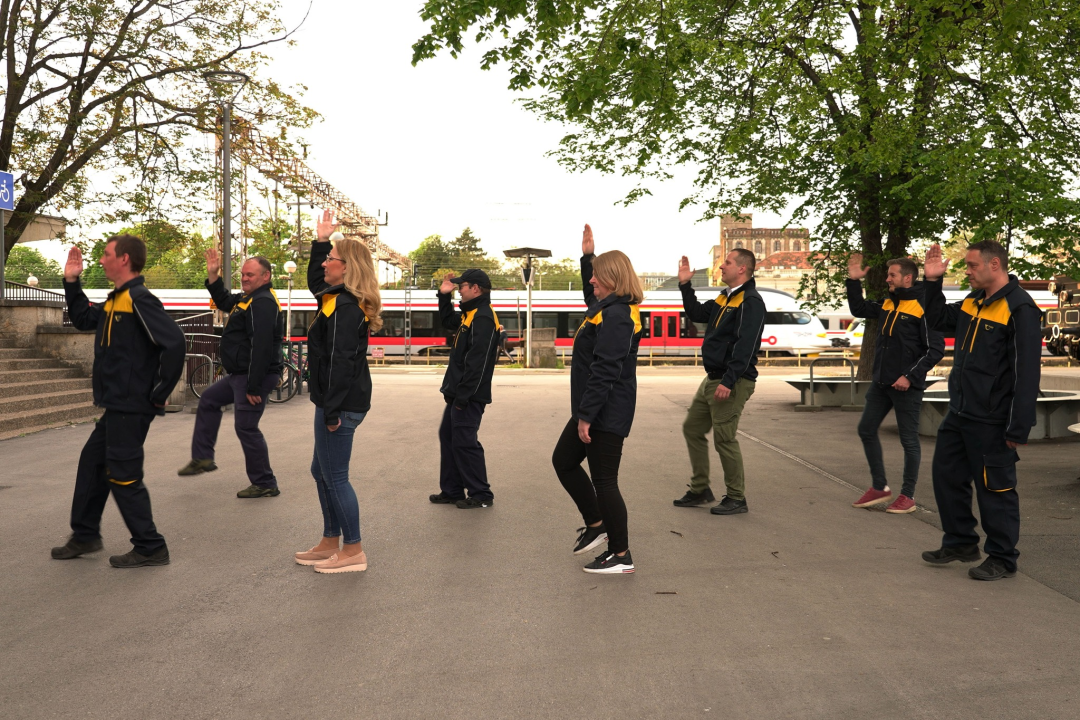 Medicinske sestre, poštari, policajci, vatrogasci i balerine zaplesali u ritmu Rim Tim Tagi Dima