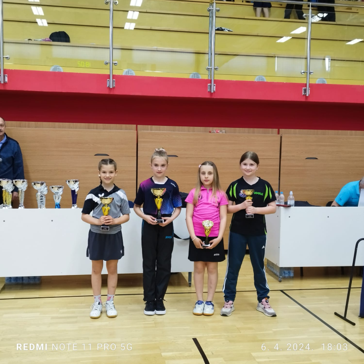 Uspjeh mladih šibenskih stolnotenisačica: Sestre Loreta i Katja Mandić na postolju