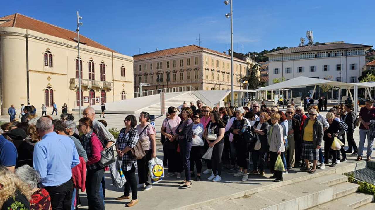 Gužva na Poljani: Šibenčani cvijeće najviše vole kad je besplatno