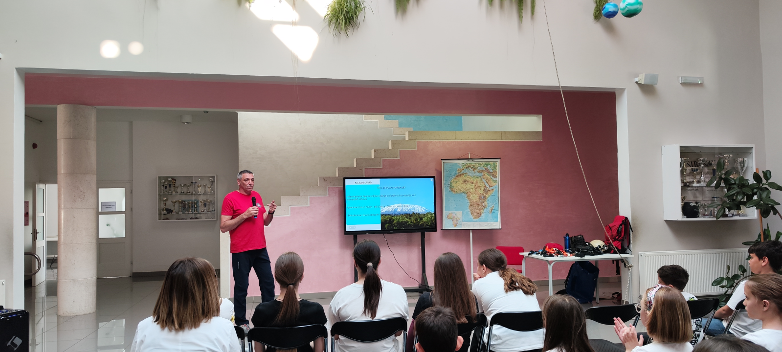 Planinarska priča koja osvaja: Alan Šimunović na 'Noći Geografije' u OŠ Meterize