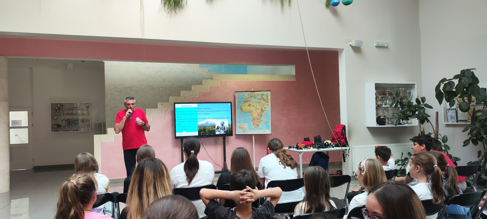 Planinarska priča koja osvaja: Alan Šimunović na 'Noći Geografije' u OŠ Meterize