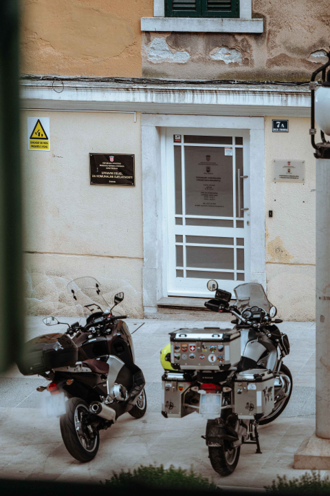 Stari pazar se čisti već danima, danas je parking za motore, prometnim redarima ispred ureda