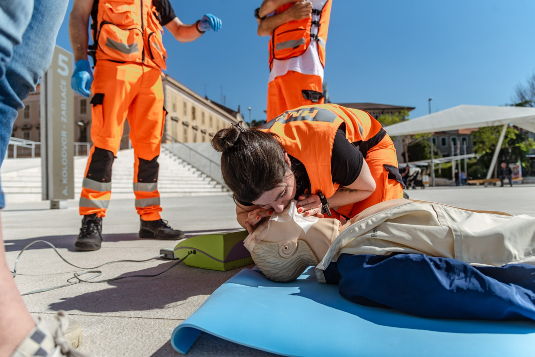 Nacionalni dan hitne službe: Na Poljani prikazali kako se obavlja rana defibrilacija 
