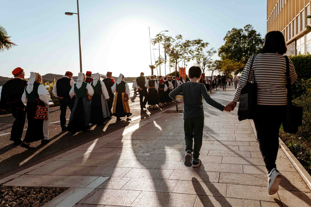 Šibenikom prošlo više od 300 članova kulturnih društava, nošnjama oduševili prolaznike 