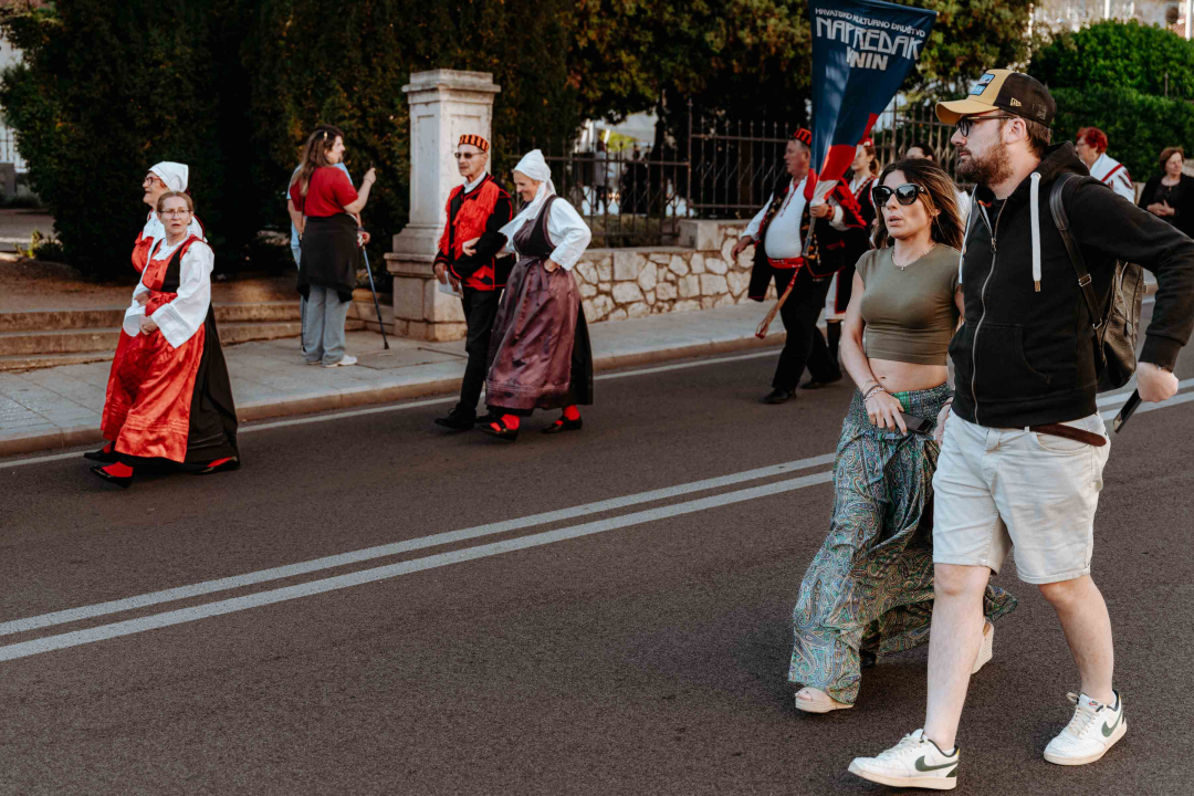Šibenikom prošlo više od 300 članova kulturnih društava, nošnjama oduševili prolaznike 