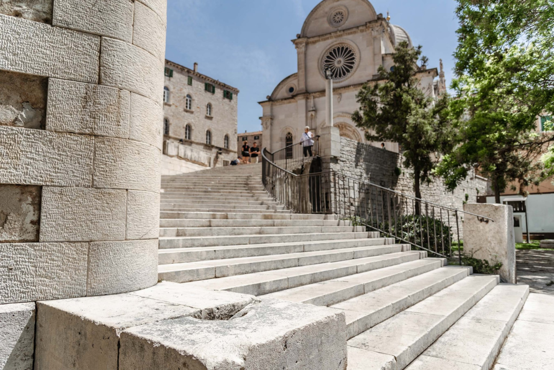 Uklonjene črčkarije koje su od Nove godine 'krasile' skale kod katedrale