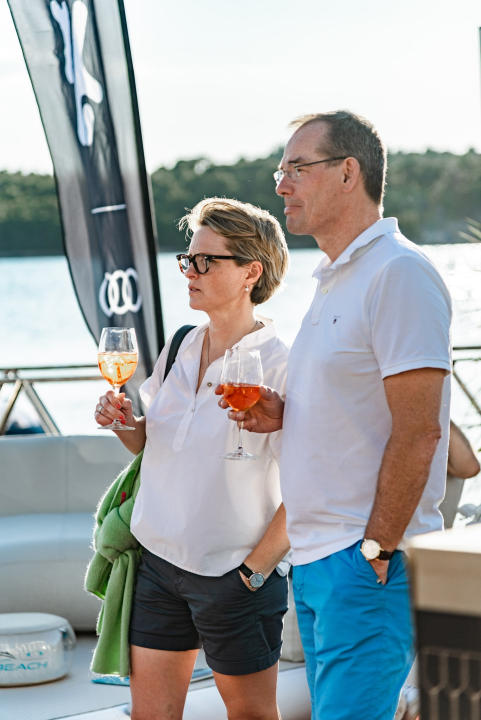 Spoj ekskluzivnih jahti i isto takvih automobila u marini u Mandalini