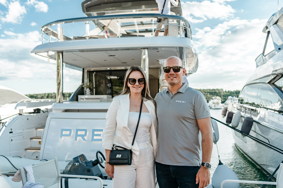 Spoj ekskluzivnih jahti i isto takvih automobila u marini u Mandalini