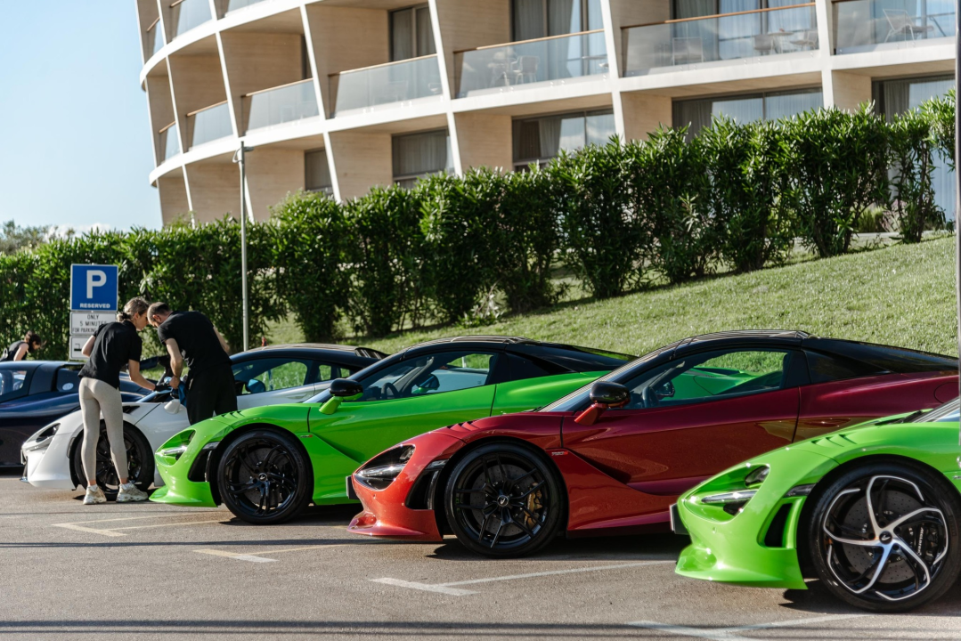 Spoj ekskluzivnih jahti i isto takvih automobila u marini u Mandalini