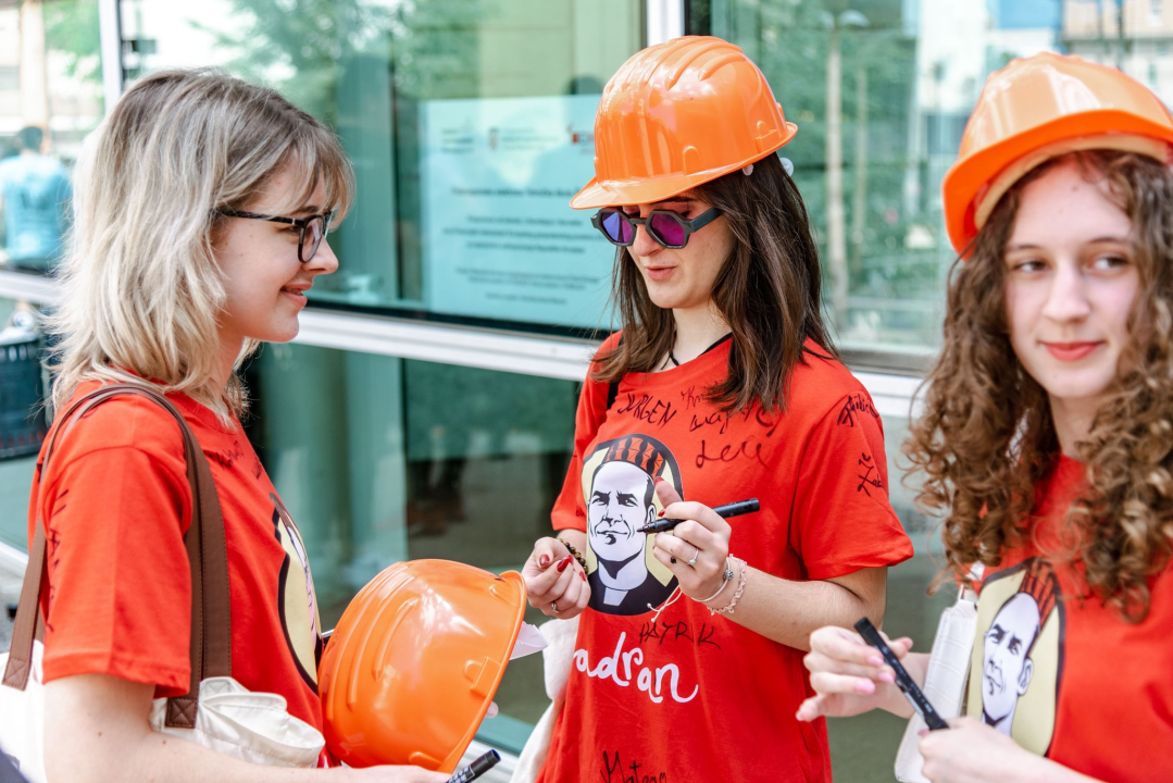Šibenski maturanti opraštaju se od škole: Slave uz domaće hitove, a budućnost vide vani