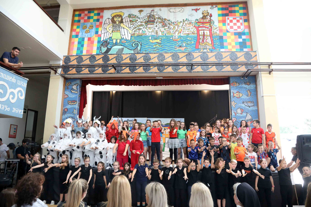 'Rome i Jula' u izvedbi učenika i djelatnika OŠ Petra Krešimira IV. za Dan škole