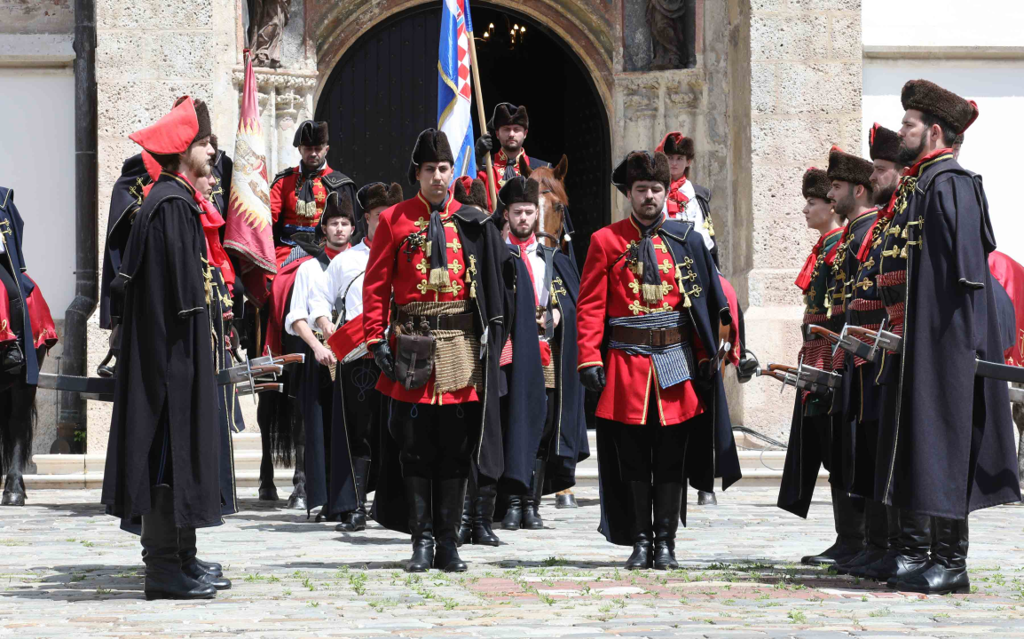 Kravat pukovnija obilježila Dan državnosti počasnom smjenom straže 